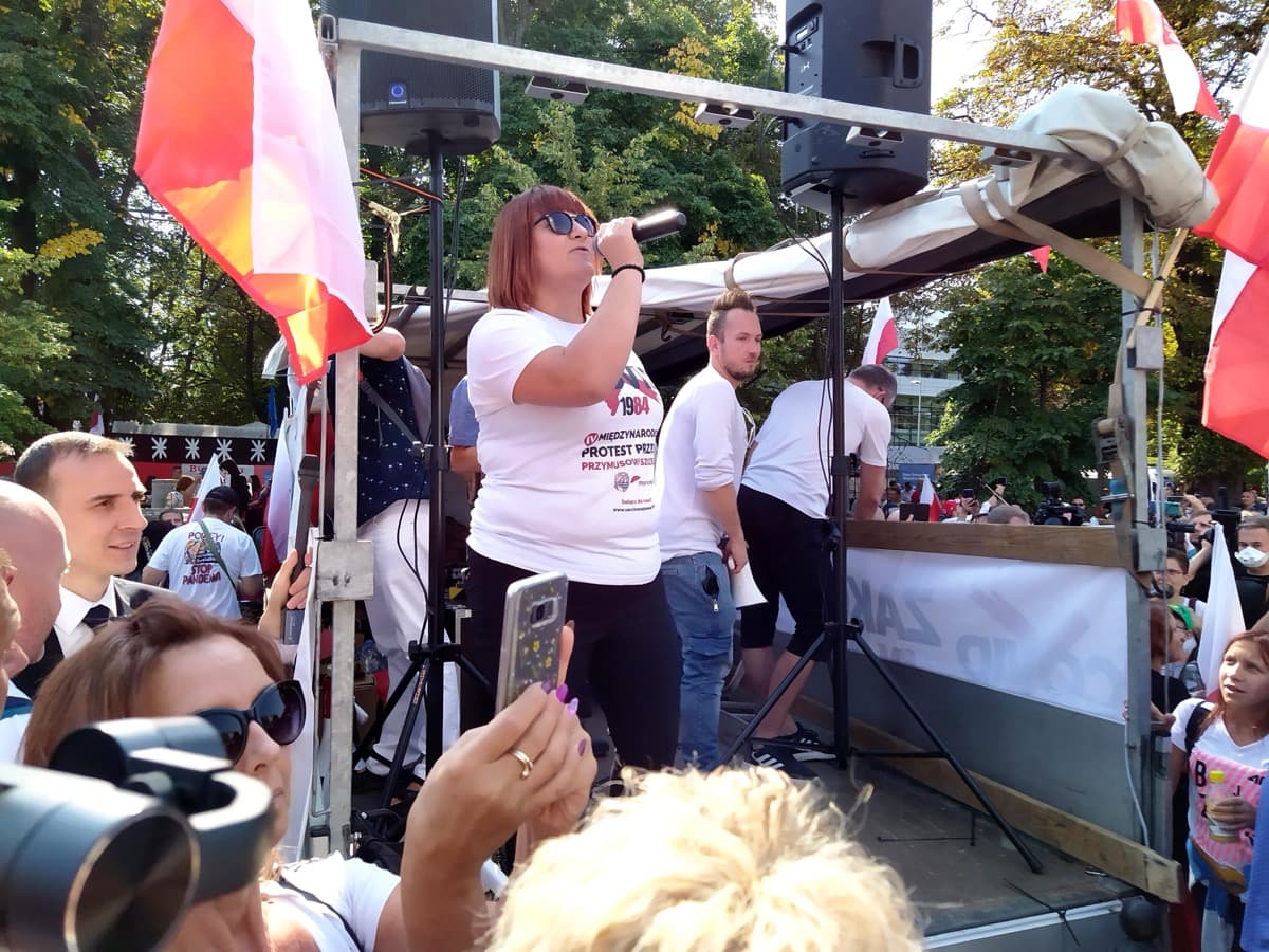 Justyna Socha podczas wystąpienia publicznego.